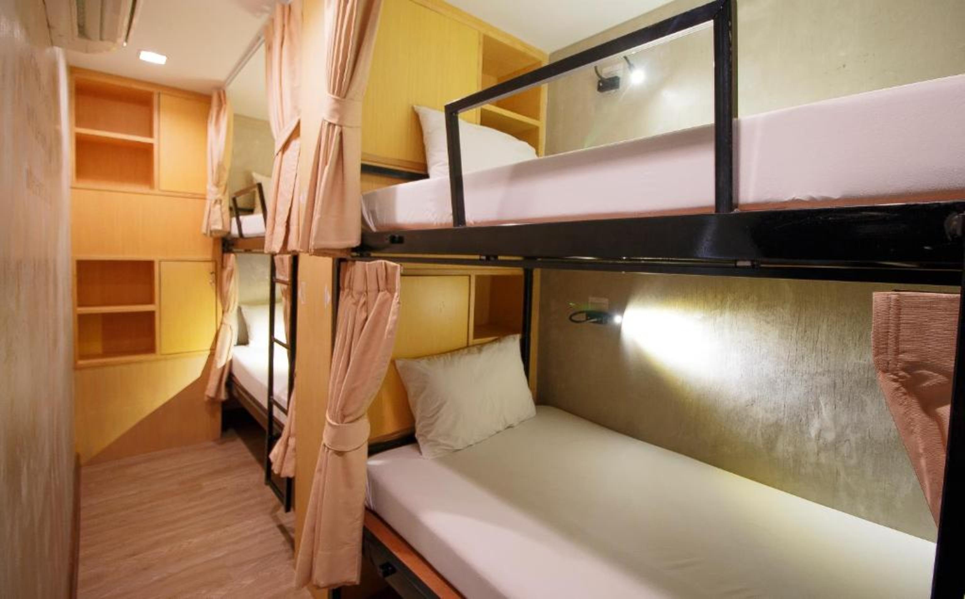 Cazz Hostel Bangkok Exterior photo