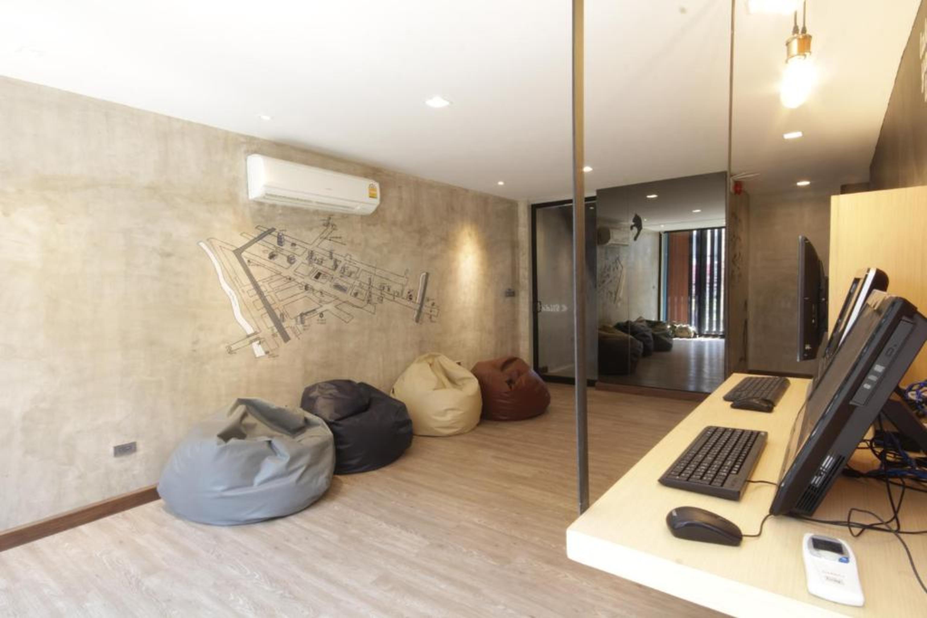 Cazz Hostel Bangkok Exterior photo