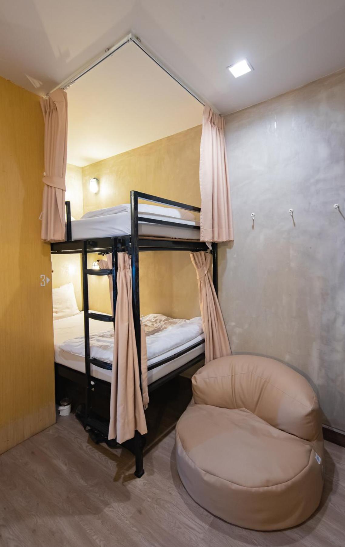 Cazz Hostel Bangkok Exterior photo