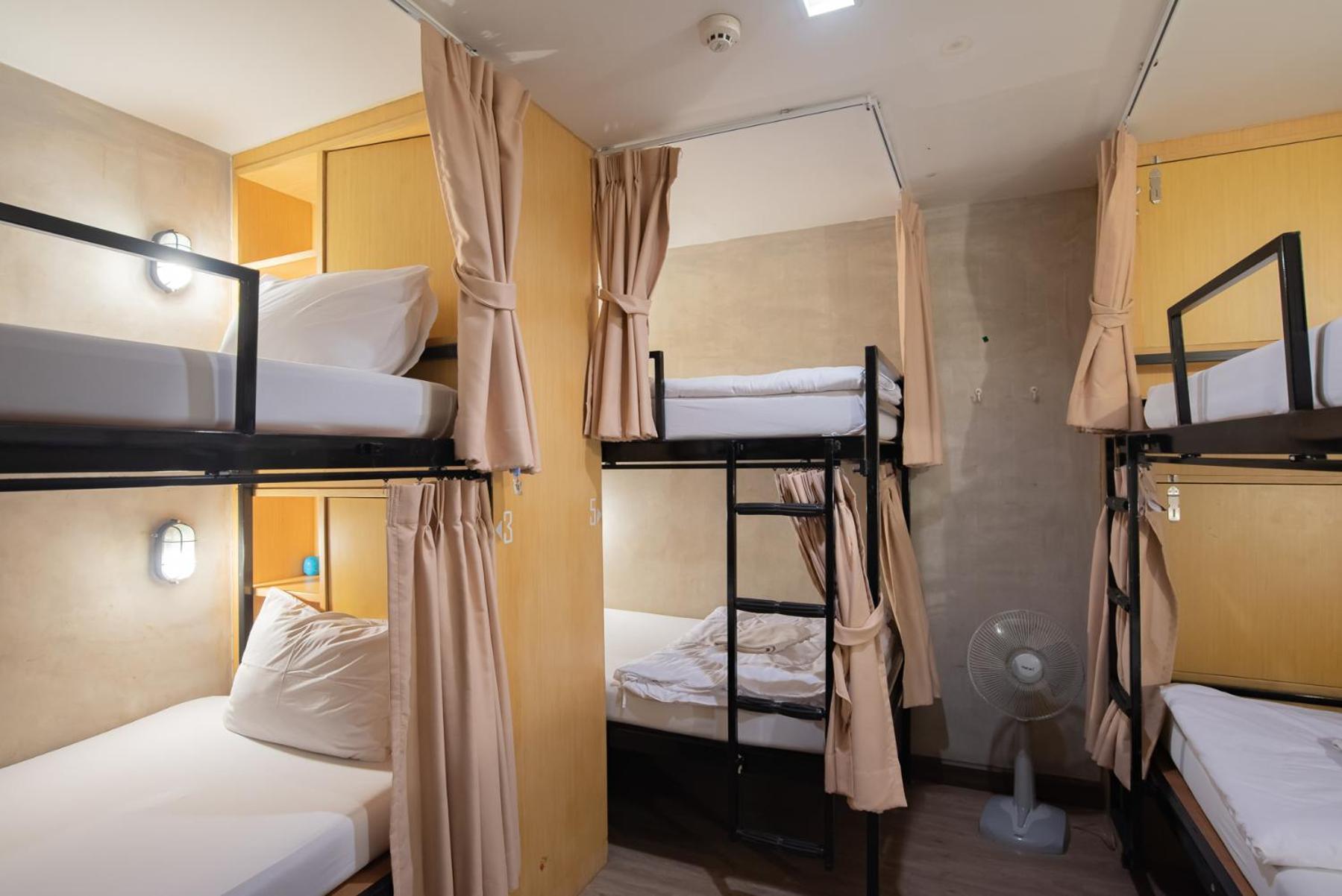 Cazz Hostel Bangkok Exterior photo