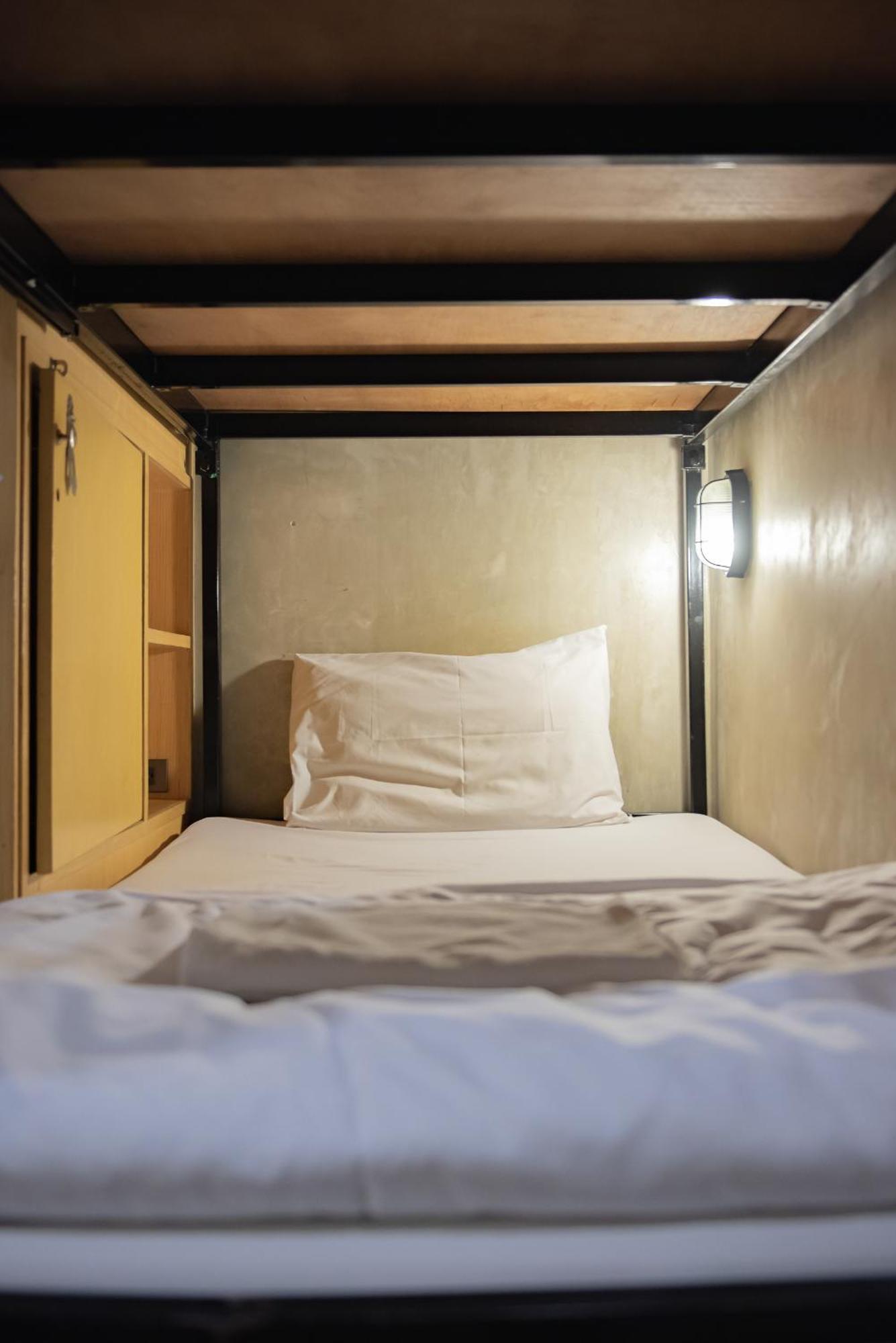 Cazz Hostel Bangkok Exterior photo