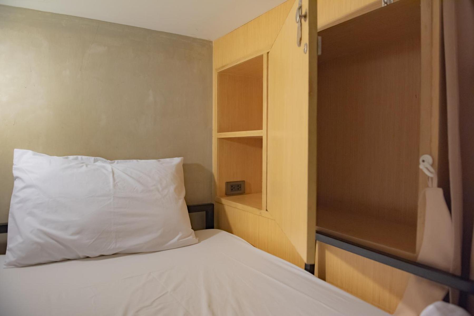 Cazz Hostel Bangkok Exterior photo